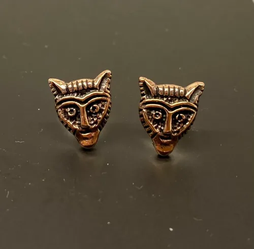 Bronze ørestikkere - Fenris Ulvehoved, ulv, ulvehoved, fenris, fenrisulven, dyr, ørestikkere, studs, bronzesmykker, bronze, bronzeørestikkere, gyldne, guld, kobber, vikingesmykker, vikinger, museumssmykker, museums, smykker, vikingefund, fund, kopi, vikingekopi, mytologi, nordisk, guder, aser, thyr, tyr, odin, udgravninger, thyra, gorm, harald, biti, ribe, ansgar,