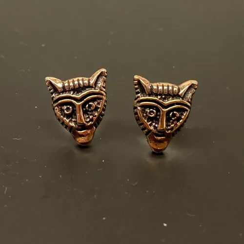 Bronze ørestikkere - Fenris Ulvehoved, ulv, ulvehoved, fenris, fenrisulven, dyr, ørestikkere, studs, bronzesmykker, bronze, bronzeørestikkere, gyldne, guld, kobber, vikingesmykker, vikinger, museumssmykker, museums, smykker, vikingefund, fund, kopi, vikingekopi, mytologi, nordisk, guder, aser, thyr, tyr, odin, udgravninger, thyra, gorm, harald, biti, ribe, ansgar,