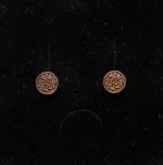 Bronze ørestikkere - Ringkædemønster, borrestil, vikingesmykker, museumssmykker, øreringe, stikkere, studs, ægte, kopismykker, fund, udgravninger, odin, freja, frigg, ydun, idun, gylde, bronze, kobber, biti, ribe