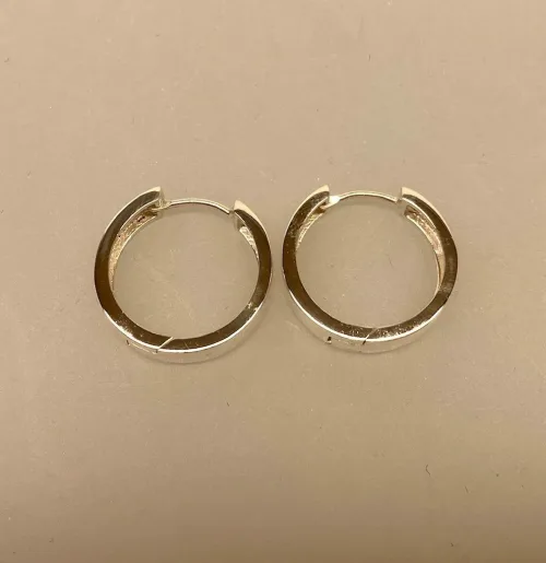 Creoler i sølv Ø 22 mm glatte hoops - Brede med click, brede, store, blanke, lys, sølv, klapp-creoler, click, lås, elegante, stilige, flotte, sølvøreringe, sølvsmykker, biti, ribe