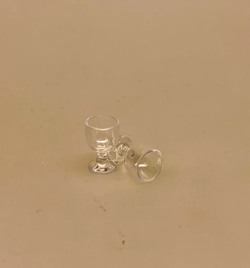 Miniature Vinglas på fod klare, Miniature Glas på fod klare, glas, på fod, vinglas, service, dukkehus, dukkehustilbehør, nissetilbehør, nissedør, nissebo, sættekasse, sætterkasse, sættekasseting, amagerhylde, pynt, småt, dukkestue, tilbehør til, miniaturer, miniature, miniatyre, drikkeglas, biti, ribe