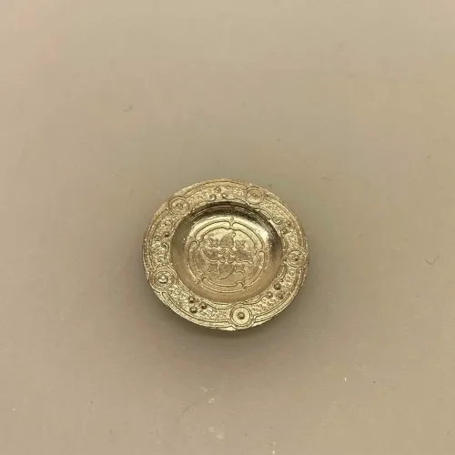 Miniature Tallerken Tin cisseleret, Miniature Tallerken Tin, tintallerken, almue, bonde, køkken, dukkestue, dukkehus, tilbehør, dukkehusting, miniaturer, nisser, nissedør, nissebo, nisserne, riddersal, sætterkasse, sættekasse, symbolsk, gavekort, sangskjuler, slotsophold, slot, kroophold, biti, ribe