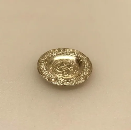 Miniature Tallerken Tin cisseleret, Miniature Tallerken Tin, tintallerken, almue, bonde, køkken, dukkestue, dukkehus, tilbehør, dukkehusting, miniaturer, nisser, nissedør, nissebo, nisserne, riddersal, sætterkasse, sættekasse, symbolsk, gavekort, sangskjuler, slotsophold, slot, kroophold, biti, ribe