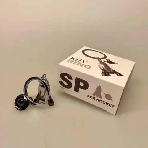 Nøglering - Rumraket og Planeten Saturn, planeter, galakser, stjerne, stjernekikkert, space, astronaut, neil amstrong, månelanding, rumskib, rumraket, raket, apollo, saturn, planet, planeter, fjerne, tin-tin, stilren, design, cool, old school, klassisk, flot, lækkert, kvalitet, rumrejse, biti, ribe