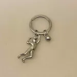 Nøglering Tennisspiller med bold, tennis, tennisspil, tennisspiller, tennisnøglering, ting med, tennisbold, gave, gaveide, tennistræner, tennisklub, tennisketcher, tennisbane, court, tennisudstyr, symbolsk, personlig, sangskjuler, tennissport, dtu, wosniaki, winbeldon, williams, biti, ribe, design, flot, kvalitet, gavekort, konfirmand, konfirmation,