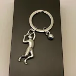 Nøglering Tennisspiller med bold, tennis, tennisspil, tennisspiller, tennisnøglering, ting med, tennisbold, gave, gaveide, tennistræner, tennisklub, tennisketcher, tennisbane, court, tennisudstyr, symbolsk, personlig, sangskjuler, tennissport, dtu, wosniaki, winbeldon, williams, biti, ribe, design, flot, kvalitet, gavekort, konfirmand, konfirmation,