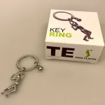 Nøglering Tennisspiller med bold, tennis, tennisspil, tennisspiller, tennisnøglering, ting med, tennisbold, gave, gaveide, tennistræner, tennisklub, tennisketcher, tennisbane, court, tennisudstyr, symbolsk, personlig, sangskjuler, tennissport, dtu, wosniaki, winbeldon, williams, biti, ribe, design, flot, kvalitet, gavekort, konfirmand, konfirmation,