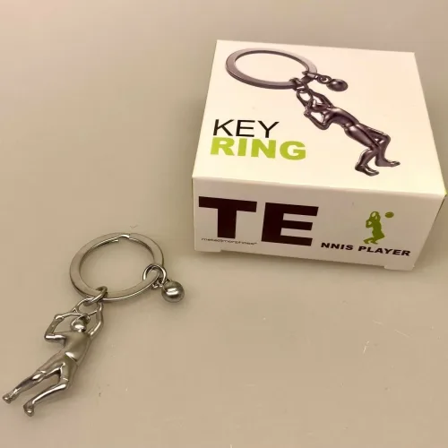 Nøglering Tennisspiller med bold, tennis, tennisspil, tennisspiller, tennisnøglering, ting med, tennisbold, gave, gaveide, tennistræner, tennisklub, tennisketcher, tennisbane, court, tennisudstyr, symbolsk, personlig, sangskjuler, tennissport, dtu, wosniaki, winbeldon, williams, biti, ribe, design, flot, kvalitet, gavekort, konfirmand, konfirmation,