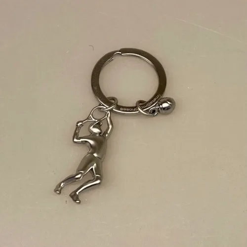 Nøglering Tennisspiller med bold, tennis, tennisspil, tennisspiller, tennisnøglering, ting med, tennisbold, gave, gaveide, tennistræner, tennisklub, tennisketcher, tennisbane, court, tennisudstyr, symbolsk, personlig, sangskjuler, tennissport, dtu, wosniaki, winbeldon, williams, biti, ribe, design, flot, kvalitet, gavekort, konfirmand, konfirmation,