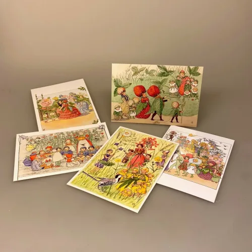 Postkort pakke - Elsa Beskow Blomsterbørn, blomsterbarn, blomsterfesten, jordbærfamilien, jordgubbfamilien, putte i blåbærskoven, elsa beskow, elsa, besekov, svensk, sverige, eventyr, nostalgisk, biti, ribe