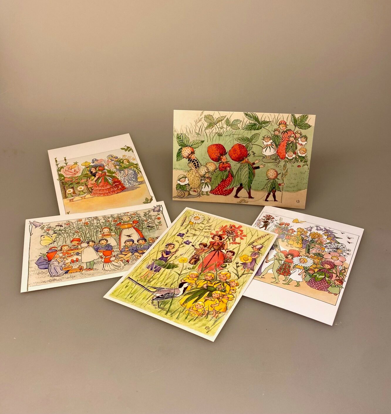 Postkort pakke - Elsa Beskow Blomsterbørn, blomsterbarn, blomsterfesten, jordbærfamilien, jordgubbfamilien, putte i blåbærskoven, elsa beskow, elsa, besekov, svensk, sverige, eventyr, nostalgisk, biti, ribe