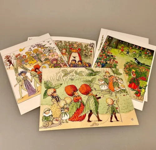 Postkort pakke - Elsa Beskow Blomsterbørn, blomsterbarn, blomsterfesten, jordbærfamilien, jordgubbfamilien, putte i blåbærskoven, elsa beskow, elsa, besekov, svensk, sverige, eventyr, nostalgisk, biti, ribe