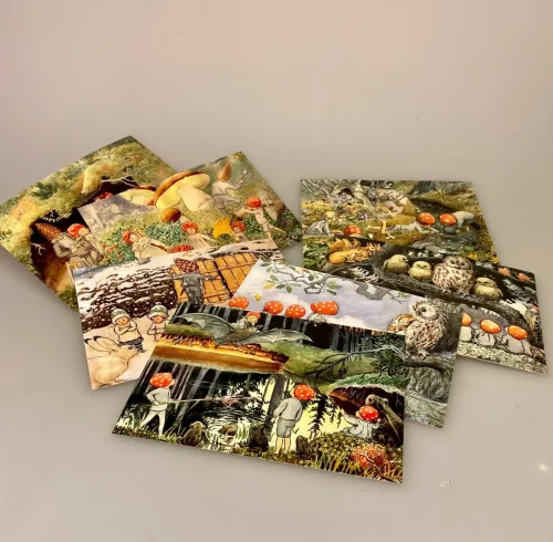 Postkort pakke - Elsa Beskow Tomtebo børnene, nostalgi, vintage, elsa beskow, småland, astrid lindgren, skoven, skovnisser, tomter, tomtebo, tomtebobarnen, tomtebobørnene, postkort, billeder, børneværelset, kort, elsa, besekow, besekov, biti, ribe, til børn, papirvarer, til og fra, gave, barnedåb, biti
