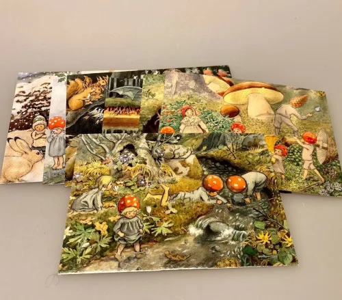 Postkort pakke - Elsa Beskow Tomtebo børnene, nostalgi, vintage, elsa beskow, småland, astrid lindgren, skoven, skovnisser, tomter, tomtebo, tomtebobarnen, tomtebobørnene, postkort, billeder, børneværelset, kort, elsa, besekow, besekov, biti, ribe, til børn, papirvarer, til og fra, gave, barnedåb, biti