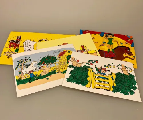 Postkort pakke - Pippi Langstrømpe Gul Serie, pippi, verdens stærkeste pige, astrid lindgren, svensk, sverige, eventyr, for børn, rollemodel, idol, helt, heltinde, kvindeligt forbillede, rullegardinia, krusemynte, sydhavet, tingfinderklub, biti, ribe, indrammes, børneværelse,