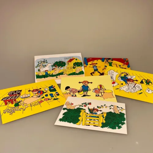 Postkort pakke - Pippi Langstrømpe Gul Serie, pippi, verdens stærkeste pige, astrid lindgren, svensk, sverige, eventyr, for børn, rollemodel, idol, helt, heltinde, kvindeligt forbillede, rullegardinia, krusemynte, sydhavet, tingfinderklub, biti, ribe, indrammes, børneværelse,