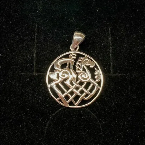 Vedhæng i sølv - Odins hest Slejpner åbent flet, Vedhæng i sølv - Odins hest Slejpner med runer, runeskrift, sjeipnir, sleipner, slejpnir, odin, odins hest, ottebenede, ottebenet hest, hurtig som vinden, aser, guderne, nordiske guder, nordisk mytologi, mythology, nordic, sølv, ægte, sterling sølv, vedhæng, sølvvedhæng, sølvsmykke, museumssmykker, museums smykke, kopismykker, vikinger, vikingesmykker, vikingevedhæng, vikinge vedhæng, kæde, halssmykke, amulet, flot, lækker, kvalitet, stort, spændende, interessant, specielt, biti, ribe,