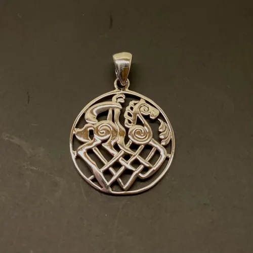 Vedhæng i sølv - Odins hest Slejpner åbent flet, Vedhæng i sølv - Odins hest Slejpner med runer, runeskrift, sjeipnir, sleipner, slejpnir, odin, odins hest, ottebenede, ottebenet hest, hurtig som vinden, aser, guderne, nordiske guder, nordisk mytologi, mythology, nordic, sølv, ægte, sterling sølv, vedhæng, sølvvedhæng, sølvsmykke, museumssmykker, museums smykke, kopismykker, vikinger, vikingesmykker, vikingevedhæng, vikinge vedhæng, kæde, halssmykke, amulet, flot, lækker, kvalitet, stort, spændende, interessant, specielt, biti, ribe,