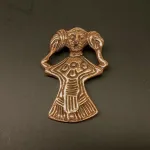 Viking Vedhæng i bronze - Freja lille, kærlighedsgudinde, frugtbarhed, amulet, vedhæng, kvinde, feminini, fletninger, flettet hår, bronze, vikingesmykke, aser, gudinde, asatro, fund, original, ægte, gylden, smykke, vikingesmykker, museumssmykker, udgravninger, odin, biti, ribe