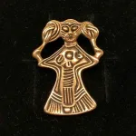 Viking Vedhæng i bronze - Freja stor, Viking Vedhæng i bronze - Freja, kærlighedsgudinde, frugtbarhed, amulet, vedhæng, kvinde, feminini, fletninger, flettet hår, bronze, vikingesmykke, aser, gudinde, asatro, fund, original, ægte, gylden, smykke, vikingesmykker, museumssmykker, udgravninger, odin, biti, ribe