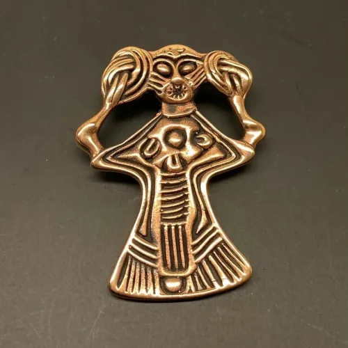 Viking Vedhæng i bronze - Freja stor, Viking Vedhæng i bronze - Freja, kærlighedsgudinde, frugtbarhed, amulet, vedhæng, kvinde, feminini, fletninger, flettet hår, bronze, vikingesmykke, aser, gudinde, asatro, fund, original, ægte, gylden, smykke, vikingesmykker, museumssmykker, udgravninger, odin, biti, ribe