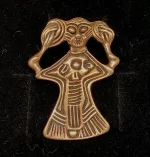 Viking Vedhæng i bronze - Freja stor, Viking Vedhæng i bronze - Freja, kærlighedsgudinde, frugtbarhed, amulet, vedhæng, kvinde, feminini, fletninger, flettet hår, bronze, vikingesmykke, aser, gudinde, asatro, fund, original, ægte, gylden, smykke, vikingesmykker, museumssmykker, udgravninger, odin, biti, ribe