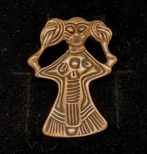 Viking Vedhæng i bronze - Freja stor, Viking Vedhæng i bronze - Freja, kærlighedsgudinde, frugtbarhed, amulet, vedhæng, kvinde, feminini, fletninger, flettet hår, bronze, vikingesmykke, aser, gudinde, asatro, fund, original, ægte, gylden, smykke, vikingesmykker, museumssmykker, udgravninger, odin, biti, ribe