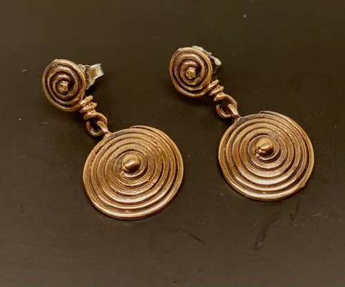 Vikinge Ørehængere i bronze - Skjold, bronze, bronzesmykker, øreringe, ørehængere, runde, specielle, bronzesmykker, vikingesmykker, vikinger, museumssmykker, kopi, aser, skjolde, amuletter, biti, ribe