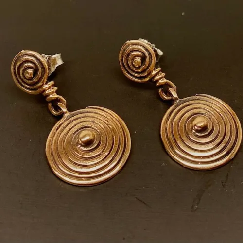 Vikinge Ørehængere i bronze - Skjold, bronze, bronzesmykker, øreringe, ørehængere, runde, specielle, bronzesmykker, vikingesmykker, vikinger, museumssmykker, kopi, aser, skjolde, amuletter, biti, ribe