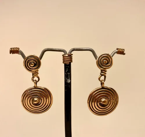 Vikinge Ørehængere i bronze - Skjold, bronze, bronzesmykker, øreringe, ørehængere, runde, specielle, bronzesmykker, vikingesmykker, vikinger, museumssmykker, kopi, aser, skjolde, amuletter, biti, ribe