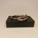 Vikingearmbånd Armring i bronze Midgårdsormen, slange, to hoveder, hoved i begge ender, slangearmbånd, guld, gyldent, forgyldt, Armbånd bronze med keltisk evighedsflet ,Vikingearmbånd, vikingesmykker, fund, vikingefund, smykker, armring, herresmykke, herrearmbånd, til mænd, keltisk, flet, fletværk, uendelig, evig, museums, museumssmykker, biti, ribe, bronzearmbånd, asgård, midgård, udgård, asa, asatro, museumssmykker, kopi, fund, vikingefund, nordiske, guder, mytologi, rollespil