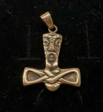 Vikingevedhæng i Bronze - Thorshammer med Ansigt, mjølner, thor, hammer, amulet, vikinger, vikingesmykker, vedhæng, til kæde, halskæde, til mænd, til drenge, fund, museumssmykker, museums, gamle, nordiske, guder, aser, asgård, original, fund, kopi, kopismykke, biti, ribe