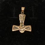 Vikingevedhæng i Bronze - Thorshammer med Ansigt, mjølner, thor, hammer, amulet, vikinger, vikingesmykker, vedhæng, til kæde, halskæde, til mænd, til drenge, fund, museumssmykker, museums, gamle, nordiske, guder, aser, asgård, original, fund, kopi, kopismykke, biti, ribe