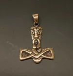 Vikingevedhæng i Bronze - Thorshammer med Ansigt, mjølner, thor, hammer, amulet, vikinger, vikingesmykker, vedhæng, til kæde, halskæde, til mænd, til drenge, fund, museumssmykker, museums, gamle, nordiske, guder, aser, asgård, original, fund, kopi, kopismykke, biti, ribe