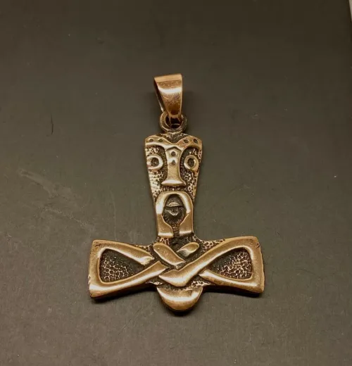 Vikingevedhæng i Bronze - Thorshammer med Ansigt, mjølner, thor, hammer, amulet, vikinger, vikingesmykker, vedhæng, til kæde, halskæde, til mænd, til drenge, fund, museumssmykker, museums, gamle, nordiske, guder, aser, asgård, original, fund, kopi, kopismykke, biti, ribe