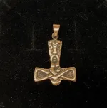 Vikingevedhæng i Bronze - Thorshammer med Ansigt, mjølner, thor, hammer, amulet, vikinger, vikingesmykker, vedhæng, til kæde, halskæde, til mænd, til drenge, fund, museumssmykker, museums, gamle, nordiske, guder, aser, asgård, original, fund, kopi, kopismykke, biti, ribe