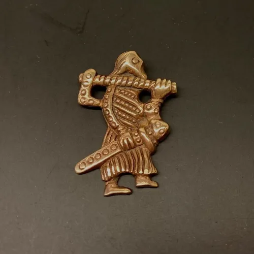 Vikingevedhæng i bronze - Kriger, Vikingevedhæng i bronze - Valkyrie med sværd og økse, Vikingevedhæng i bronze - Valkyrie, Vikingevedhæng i bronze - Valkyrie, valhal, kriger, krigsgudinde, styrke, amulet, vikingesmykke, bronze, bronzesmykke, vedhæng, figur, museumssmykke, fund, kopi, vikingekopi, økse, sværd, rollespil, aser, nordisk, mytologi, guder, aser, speciel, gave, ide, gaveide, biti, ribe