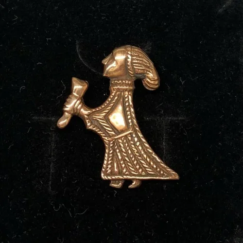 Vikingevedhæng i bronze - Valkyrie med drikkehorn, Vikingevedhæng i bronze - Valkyrie, Vikingevedhæng i bronze - Valkyrie, valhal, kriger, krigsgudinde, styrke, amulet, vikingesmykke, bronze, bronzesmykke, vedhæng, figur, museumssmykke, fund, kopi, vikingekopi, skjold, sværd, rollespil, aser, nordisk, mytologi, guder, aser, speciel, gave, ide, gaveide, biti, ribe