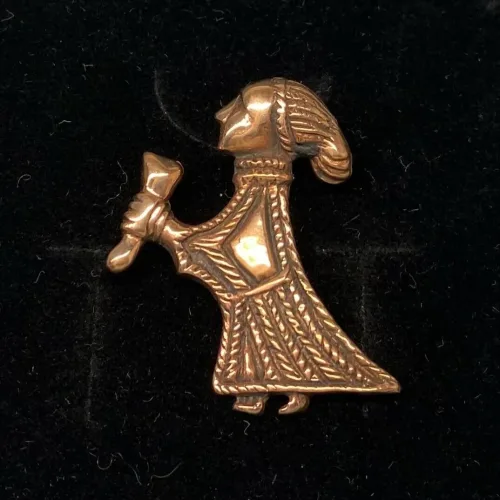 Vikingevedhæng i bronze - Valkyrie med drikkehorn, Vikingevedhæng i bronze - Valkyrie, Vikingevedhæng i bronze - Valkyrie, valhal, kriger, krigsgudinde, styrke, amulet, vikingesmykke, bronze, bronzesmykke, vedhæng, figur, museumssmykke, fund, kopi, vikingekopi, skjold, sværd, rollespil, aser, nordisk, mytologi, guder, aser, speciel, gave, ide, gaveide, biti, ribe