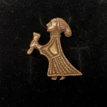 Vikingevedhæng i bronze - Valkyrie med drikkehorn, Vikingevedhæng i bronze - Valkyrie, Vikingevedhæng i bronze - Valkyrie, valhal, kriger, krigsgudinde, styrke, amulet, vikingesmykke, bronze, bronzesmykke, vedhæng, figur, museumssmykke, fund, kopi, vikingekopi, skjold, sværd, rollespil, aser, nordisk, mytologi, guder, aser, speciel, gave, ide, gaveide, biti, ribe