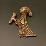 Vikingevedhæng i bronze - Valkyrie med drikkehorn, Vikingevedhæng i bronze - Valkyrie, Vikingevedhæng i bronze - Valkyrie, valhal, kriger, krigsgudinde, styrke, amulet, vikingesmykke, bronze, bronzesmykke, vedhæng, figur, museumssmykke, fund, kopi, vikingekopi, skjold, sværd, rollespil, aser, nordisk, mytologi, guder, aser, speciel, gave, ide, gaveide, biti, ribe