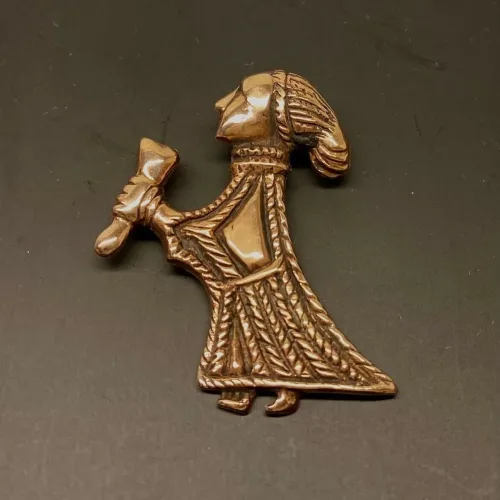 Vikingevedhæng i bronze - Valkyrie med drikkehorn, Vikingevedhæng i bronze - Valkyrie, Vikingevedhæng i bronze - Valkyrie, valhal, kriger, krigsgudinde, styrke, amulet, vikingesmykke, bronze, bronzesmykke, vedhæng, figur, museumssmykke, fund, kopi, vikingekopi, skjold, sværd, rollespil, aser, nordisk, mytologi, guder, aser, speciel, gave, ide, gaveide, biti, ribe