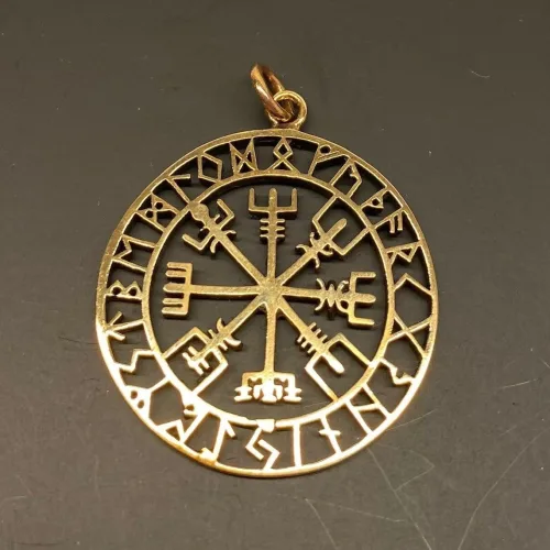 Bronze Vedhæng Vegvisir med runer, amulet, runer, runeskrift, runesten, runestav, magisk, amuletter, heksetegn, vejviser, vedhæng, bronze, kobber, gyldent, halskæde, halssmykke, museums, smykker, vikinge, fund, kopi, ansgar, ribe, biti, rundt, specielt, gaveide,