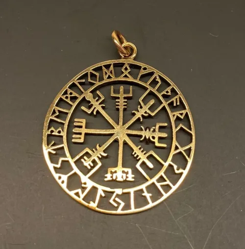 Bronze Vedhæng Vegvisir med runer, amulet, runer, runeskrift, runesten, runestav, magisk, amuletter, heksetegn, vejviser, vedhæng, bronze, kobber, gyldent, halskæde, halssmykke, museums, smykker, vikinge, fund, kopi, ansgar, ribe, biti, rundt, specielt, gaveide,
