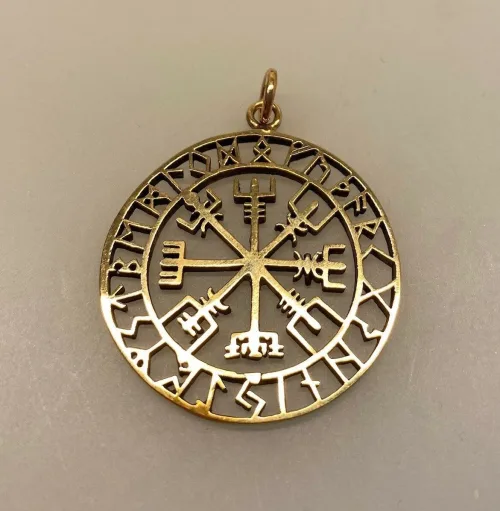 Bronze Vedhæng Vegvisir med runer, amulet, runer, runeskrift, runesten, runestav, magisk, amuletter, heksetegn, vejviser, vedhæng, bronze, kobber, gyldent, halskæde, halssmykke, museums, smykker, vikinge, fund, kopi, ansgar, ribe, biti, rundt, specielt, gaveide,