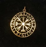 Bronze Vedhæng Vegvisir med runer, amulet, runer, runeskrift, runesten, runestav, magisk, amuletter, heksetegn, vejviser, vedhæng, bronze, kobber, gyldent, halskæde, halssmykke, museums, smykker, vikinge, fund, kopi, ansgar, ribe, biti, rundt, specielt, gaveide, lykke på rejsen, beskyttelse, beskyttende, rejse,