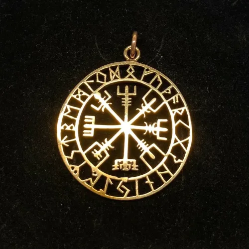 Bronze Vedhæng Vegvisir med runer, amulet, runer, runeskrift, runesten, runestav, magisk, amuletter, heksetegn, vejviser, vedhæng, bronze, kobber, gyldent, halskæde, halssmykke, museums, smykker, vikinge, fund, kopi, ansgar, ribe, biti, rundt, specielt, gaveide, lykke på rejsen, beskyttelse, beskyttende, rejse,