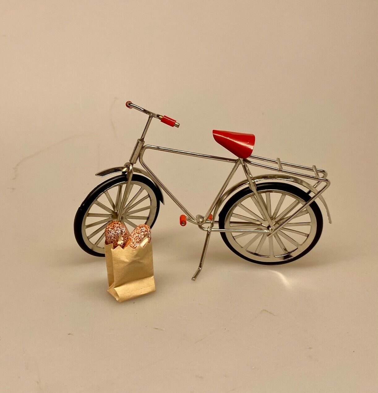 Cykel sølvfarvet metal miniature 1:12, Cykel grøn metal miniature 1:12 , gavekort, til cykel, gaveide, symbolsk, konfirmation, sangskjuler, cykler, cykling, rytter, motion, dukkehus, lille, miniature, tilbehør, dukkehusting, biti, ribe