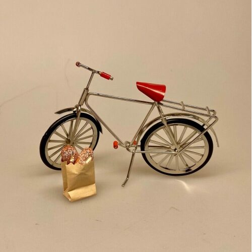 Cykel sølvfarvet metal miniature 1:12, Cykel grøn metal miniature 1:12 , gavekort, til cykel, gaveide, symbolsk, konfirmation, sangskjuler, cykler, cykling, rytter, motion, dukkehus, lille, miniature, tilbehør, dukkehusting, biti, ribe