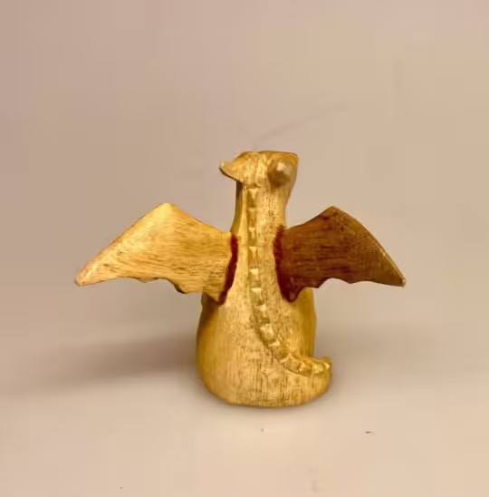 Drage Håndskåret af Træ - Siddende Lille Grå, Drage siddende Lille Grå, puff, puf, den lille drage, dragen, da jeg var lille, flyvende, med vinger, magi, luftdrage, drager, væsner, væsen, dyr, trædrage, dragefigur, eventyr, eventyrlig, håndlavet, gaveide, konfirmation, voksenlivet, konfirmationsgave, tale, sang, biti, ribe